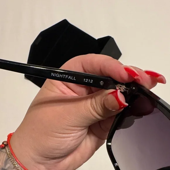 Quay Australia Black Sunglasses + Case! - Picture 4 of 4